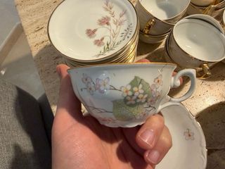 Juego de té de porcelana con detalles dorados