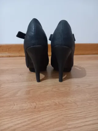 Zapatos de tacón negros con tira