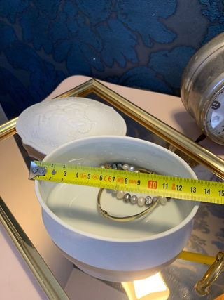 Joyero de porcelana con relieve floral