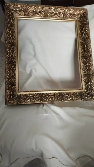 Marco de madera dorado tallado