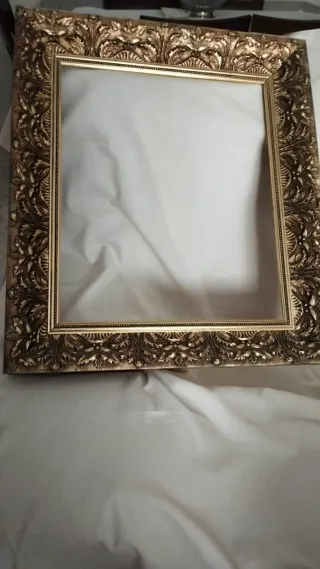 Marco de madera dorado tallado