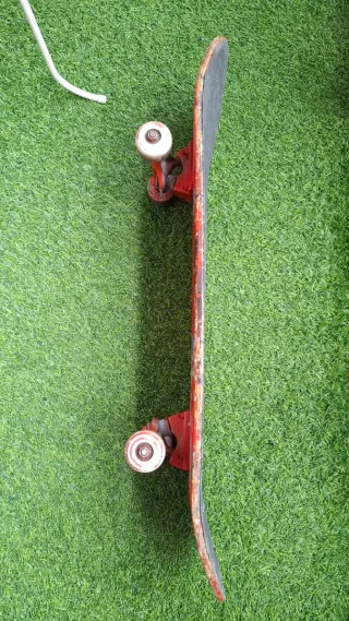 Monopatín rojo y negro