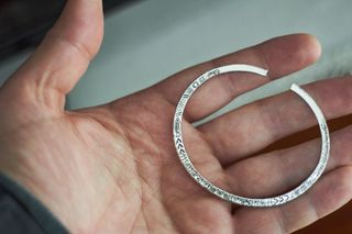 Pulseira fina metal com símbolos