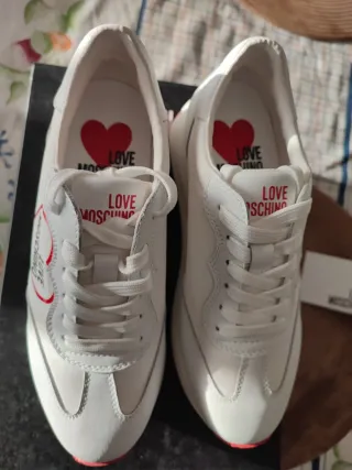 Tênis Moschino Branco Coração Vermelho