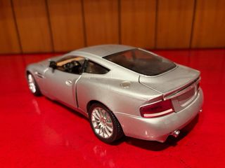 Modellino Burago 1:18 Aston Martin Vanquish