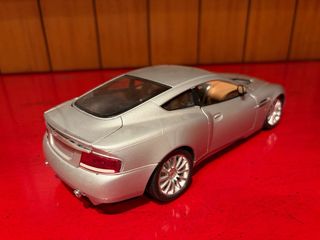 Modellino Burago 1:18 Aston Martin Vanquish