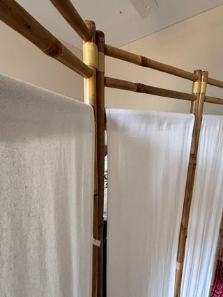 Biombo de bambú y tela beige