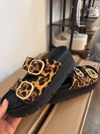 Sandalias de plataforma con estampado de leopardo