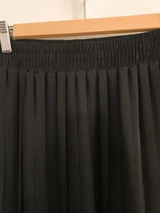 Falda plisada negra midi