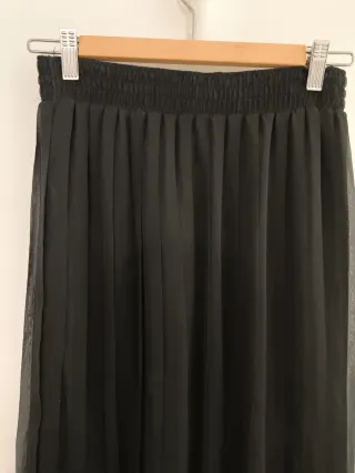 Falda plisada negra midi
