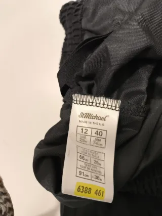 Falda plisada negra midi