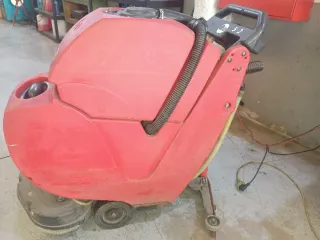 Fregadora industrial con su cargador y baterías bi