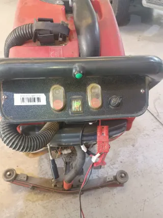 Fregadora industrial con su cargador y baterías bi