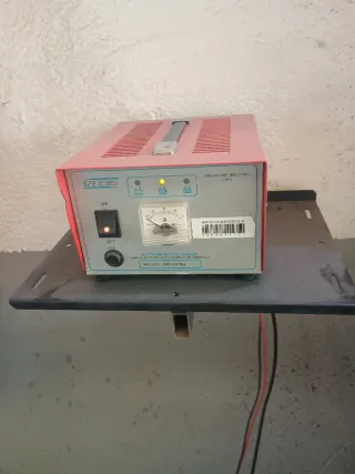 Fregadora industrial con su cargador y baterías bi