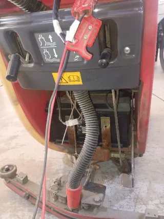 Fregadora industrial con su cargador y baterías bi