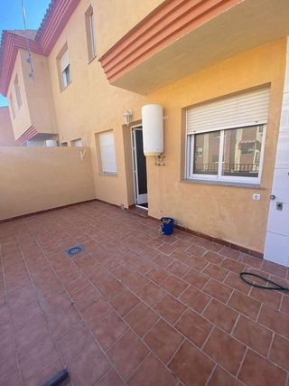 Casa adosada en alquiler en Residencial Triana - Barrio Alto en Gabias (Las)