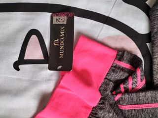 Conjunto deportivo gris y rosa