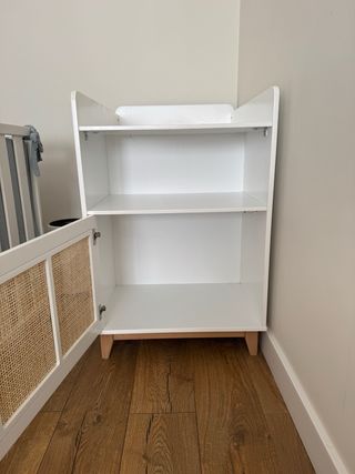 Mueble cambiador blanco con puerta de mimbre