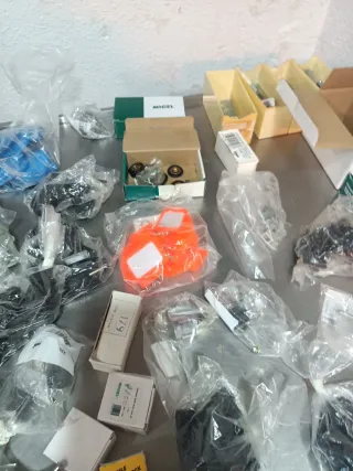 Lote cerraduras y accesorios nuevos