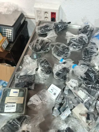 Lote cerraduras y accesorios nuevos