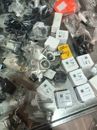 Lote cerraduras y accesorios nuevos