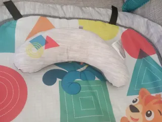 Alfombra de juego para bebé con arco y cojín