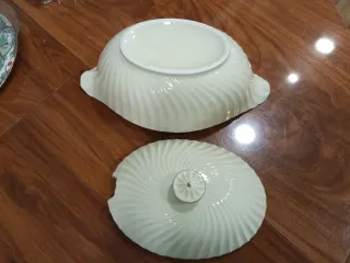 Sopera de porcelana blanca y dorada
