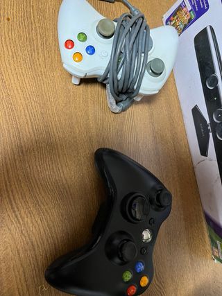 xbox360 , con dos mandos ,mas sensor , mas juegos