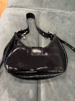 Bolso charol negro con detalles metálicos