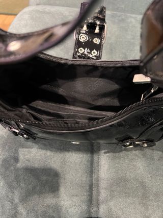 Bolso charol negro con detalles metálicos