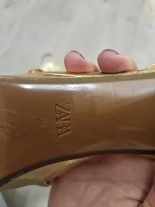 Sandalias doradas de tacón