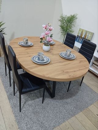 Mesa redonda madera con 4 sillas negras