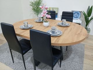 Mesa redonda madera con 4 sillas negras