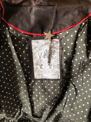 Chaqueta de cuero con capucha