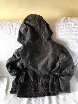 Chaqueta de cuero con capucha