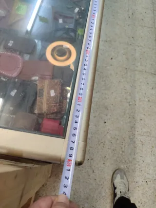 Mostrador aluminio y cristal dorado