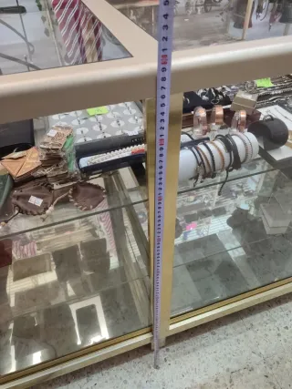 Mostrador aluminio y cristal dorado