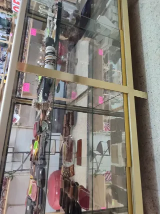 Mostrador aluminio y cristal dorado