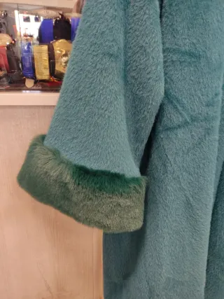 Abrigo verde esmeralda con pelo