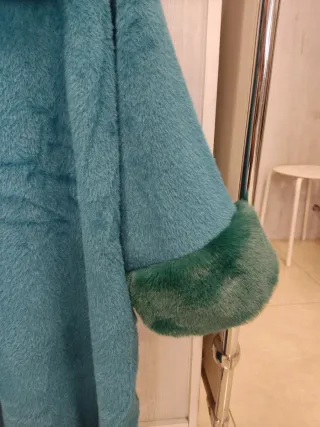 Abrigo verde esmeralda con pelo