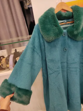 Abrigo verde esmeralda con pelo