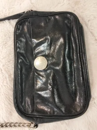 Bolso bandolera negro con cadena