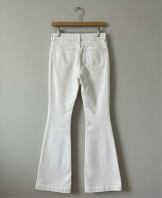 Pantalones blancos acampanados