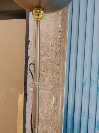 Lámpara de pie dorada y plateada