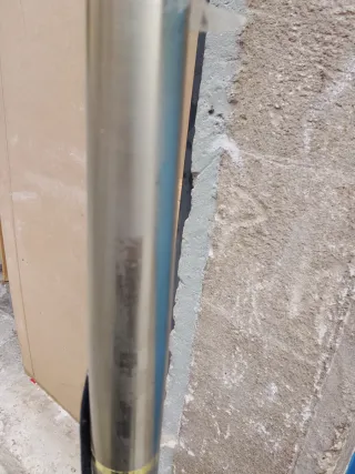 Lámpara de pie dorada y plateada