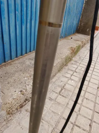 Lámpara de pie dorada y plateada