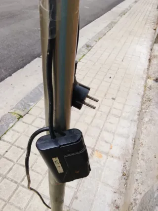 Lámpara de pie dorada y plateada