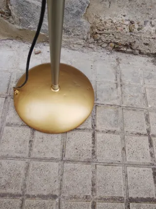 Lámpara de pie dorada y plateada