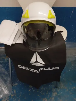 Casco de seguridad blanco con visera Delta Plus.