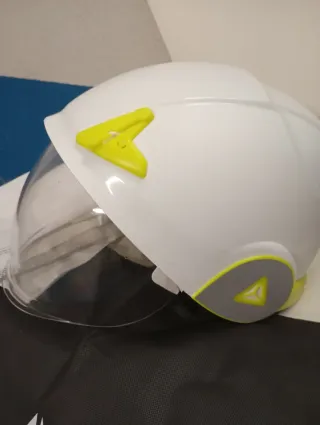 Casco de seguridad blanco con visera Delta Plus.